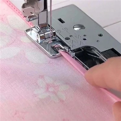 Multifunctionele naaimachine-Rolzoomvoet